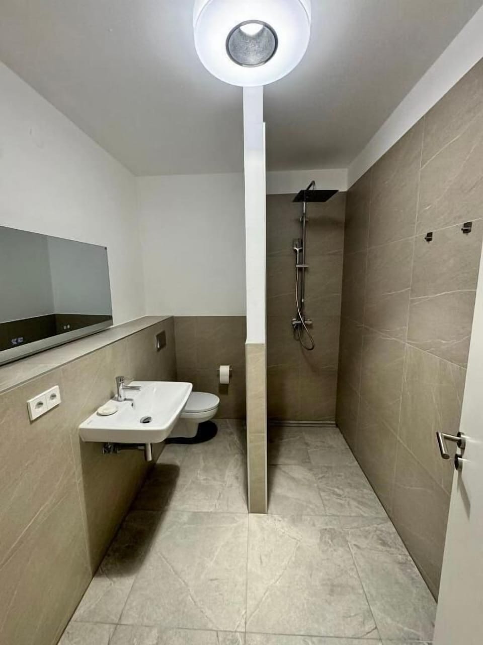 Classic Double Room | Bathroom | Shower, hair dryer, towels