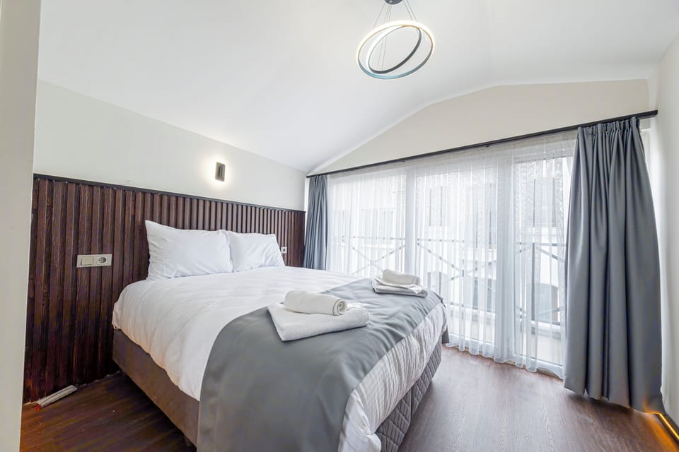 Deluxe Room, Balcony | Minibar, soundproofing, iron/ironing board, WiFi (free)