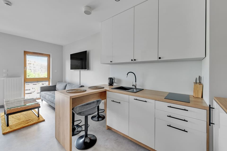 Studio Suite, Balcony | Private kitchen | Electric kettle
