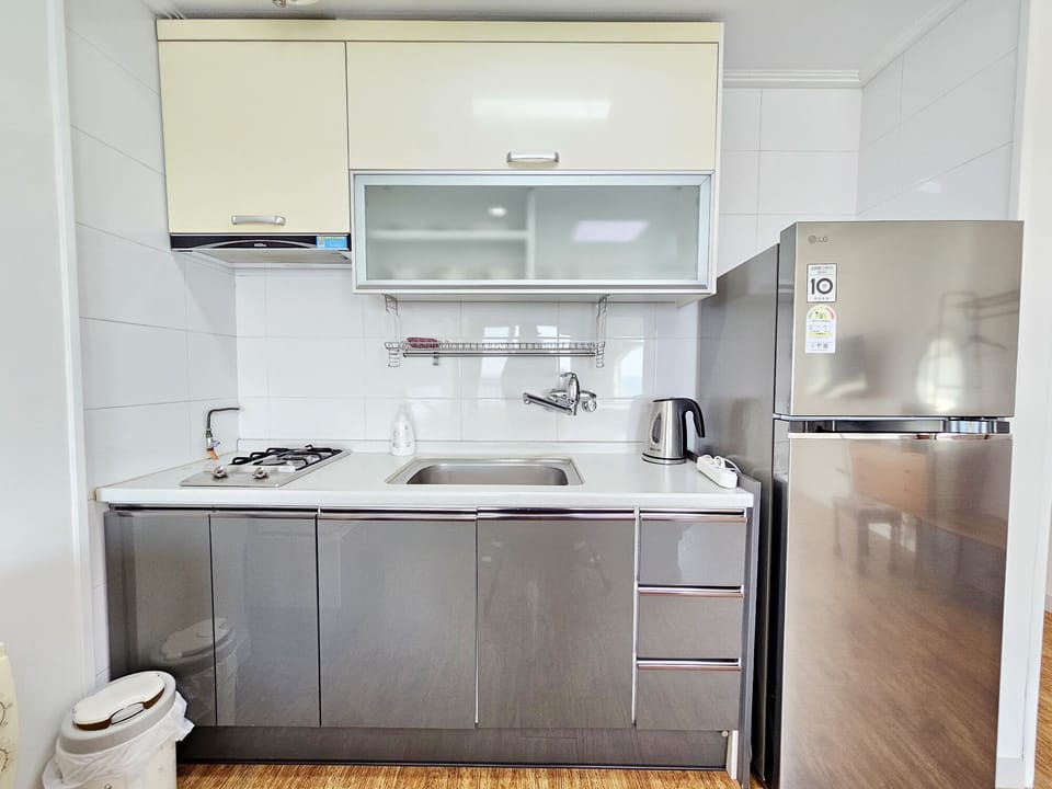 15PY Ocean Couple Room | Private kitchen | Fridge, microwave, rice cooker, cookware/dishes/utensils