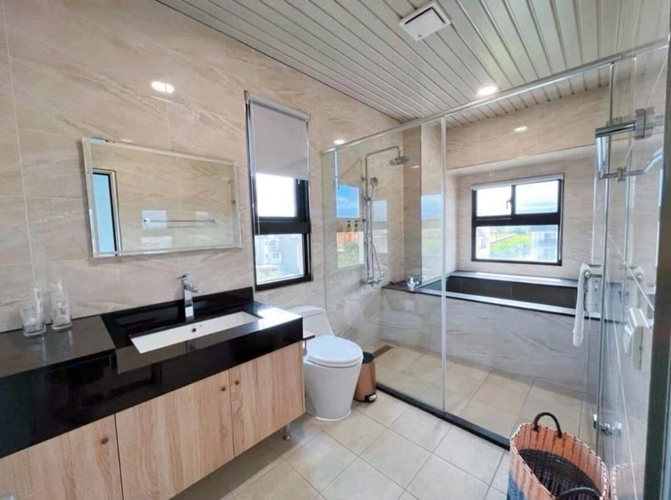Comfort Double Room, Balcony | Bathroom | Hair dryer, slippers, towels, shampoo