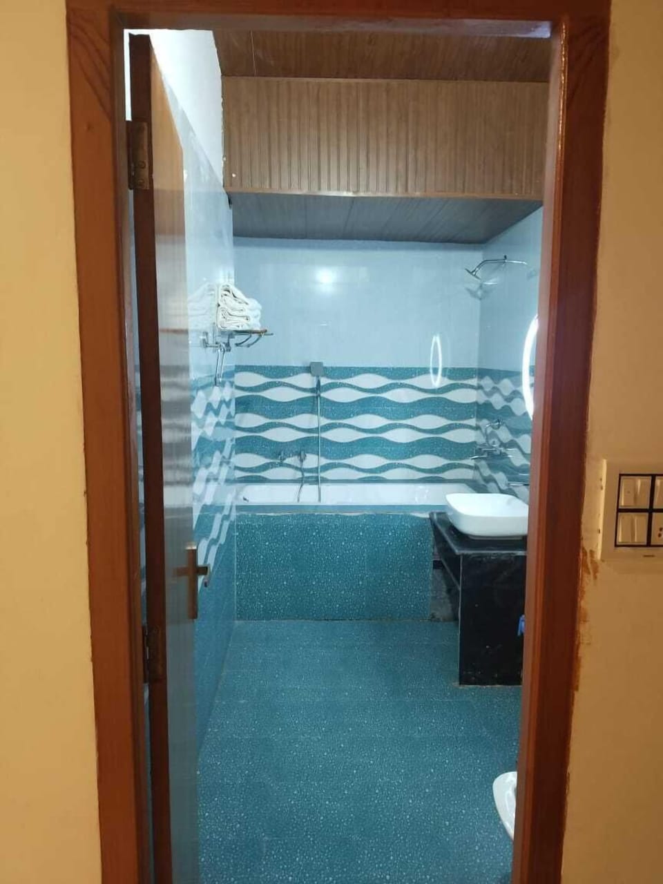Deluxe Room | Bathroom | Free toiletries, slippers, towels, toilet paper