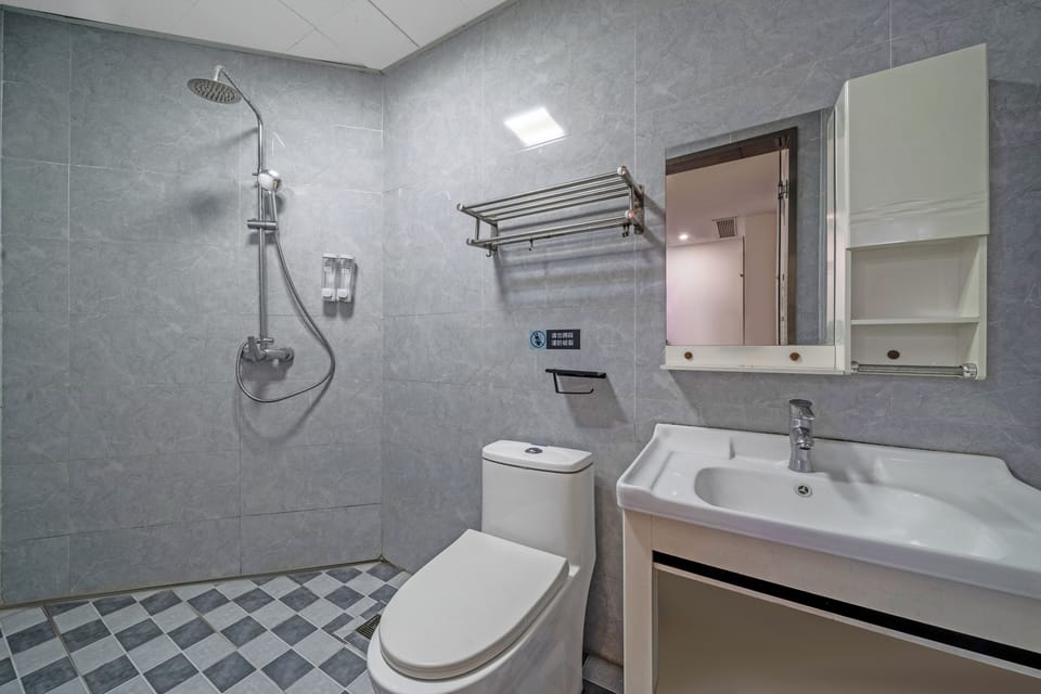Comfort Double Room, 1 Queen Bed, Non Smoking | Bathroom | Shower, rainfall showerhead, hair dryer, shampoo