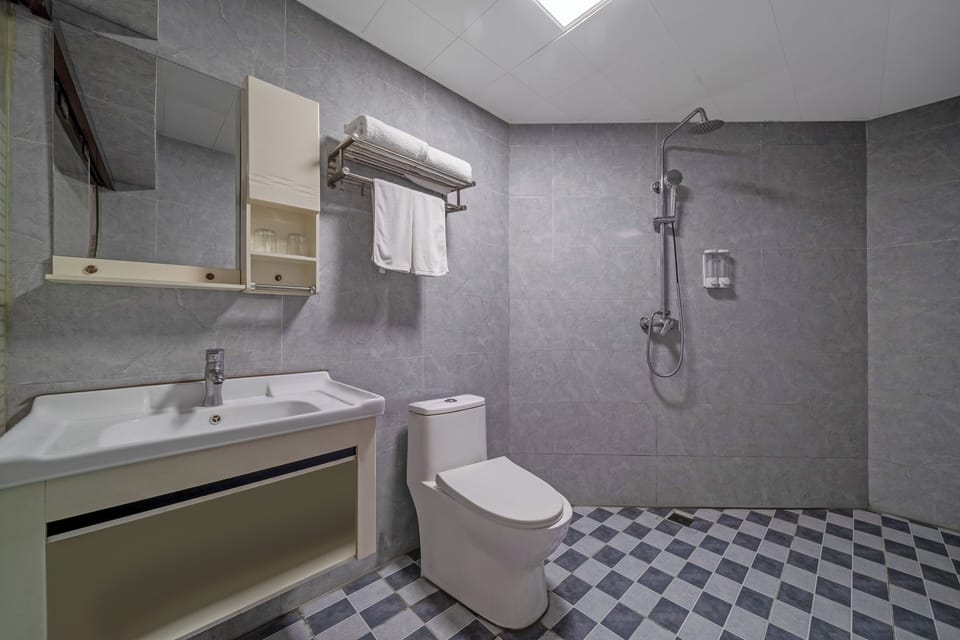 Comfort Twin Room, Non Smoking | Bathroom | Shower, rainfall showerhead, hair dryer, shampoo