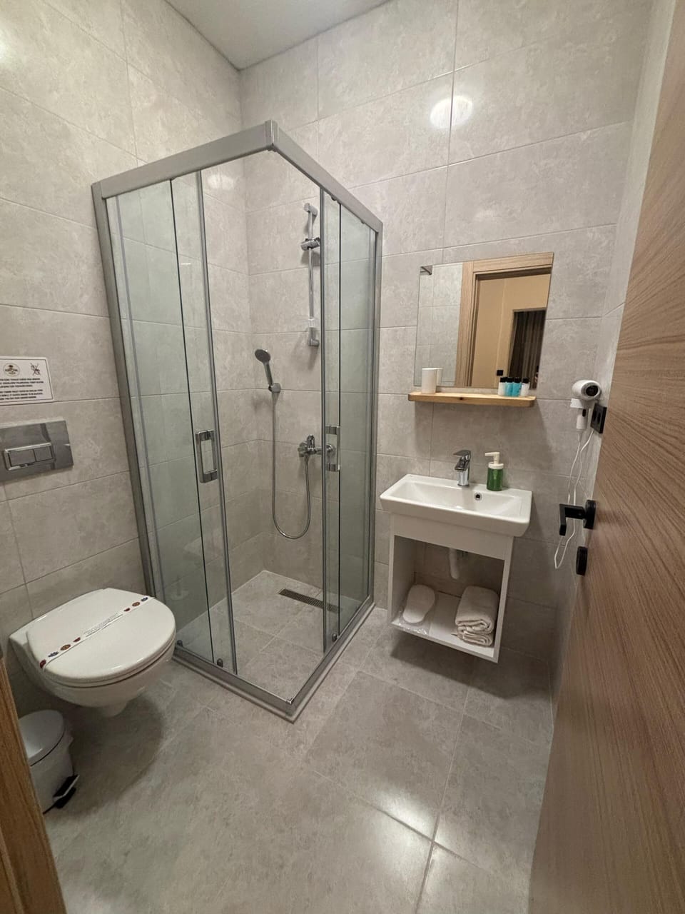 Deluxe Double Room, Garden View (1) | Bathroom | Shower, free toiletries, hair dryer, slippers