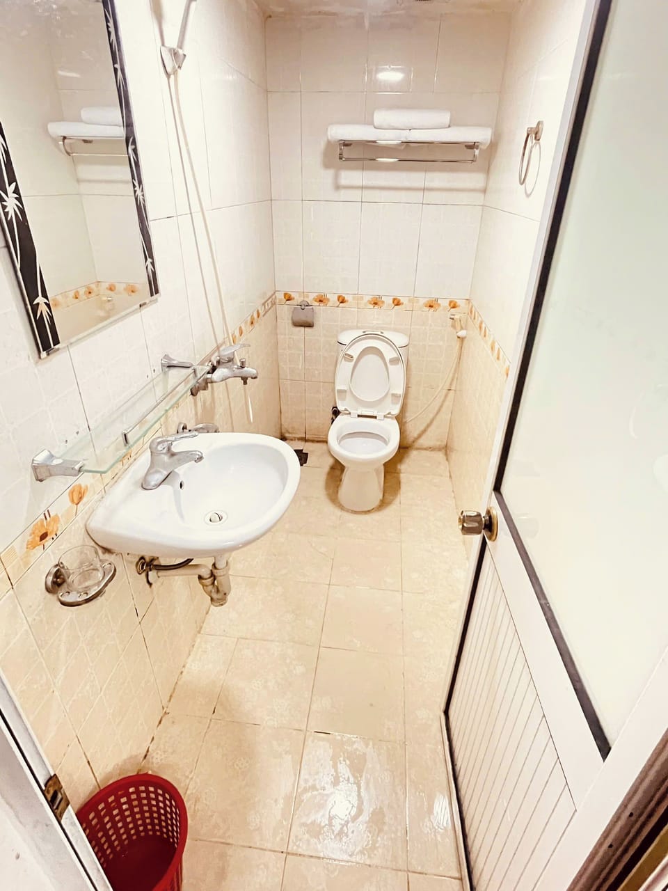 Family Triple Room | Bathroom | Shower, rainfall showerhead, designer toiletries, hair dryer
