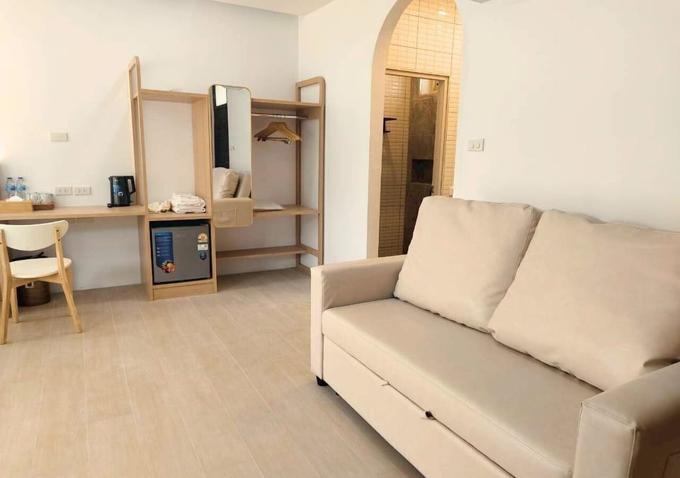 Deluxe Room, 2 Twin Beds, Pool View | Living area | TV