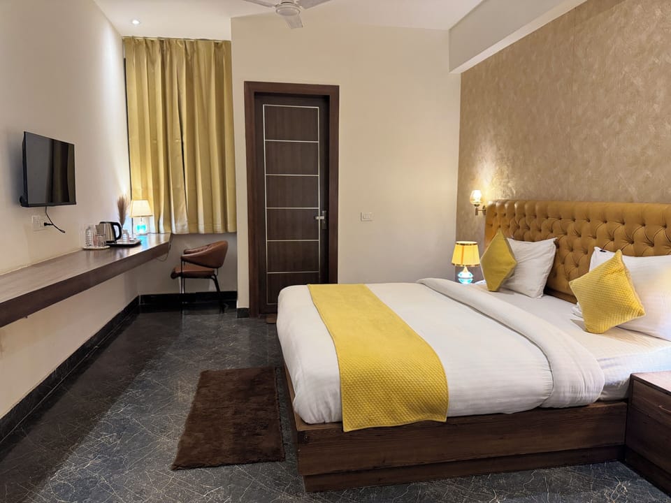 Deluxe Room, City View | Desk, laptop workspace, free WiFi