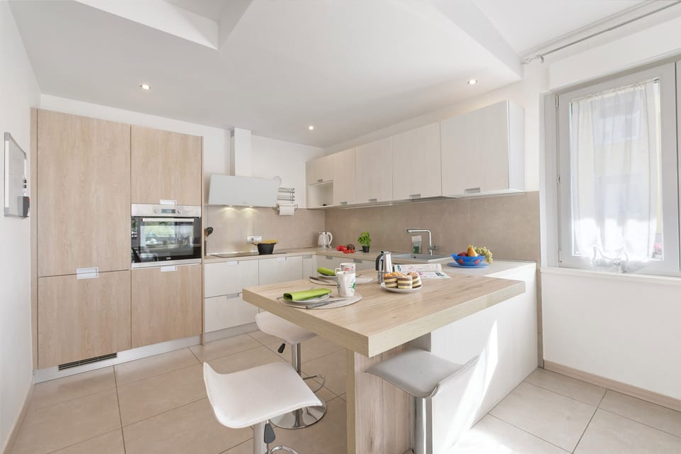 Family Apartment, Multiple Bedrooms (Thomas's House) | Private kitchen | Fridge, microwave, oven, stovetop