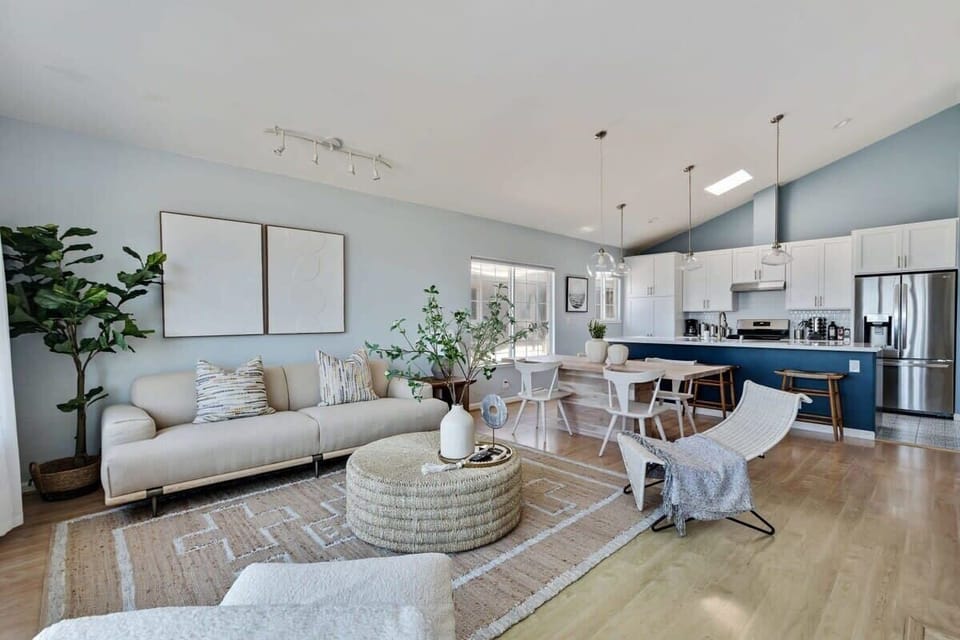 House, Ocean View, Oceanfront (3 Bedrooms) | Living room | 43-inch flat-screen TV with cable channels