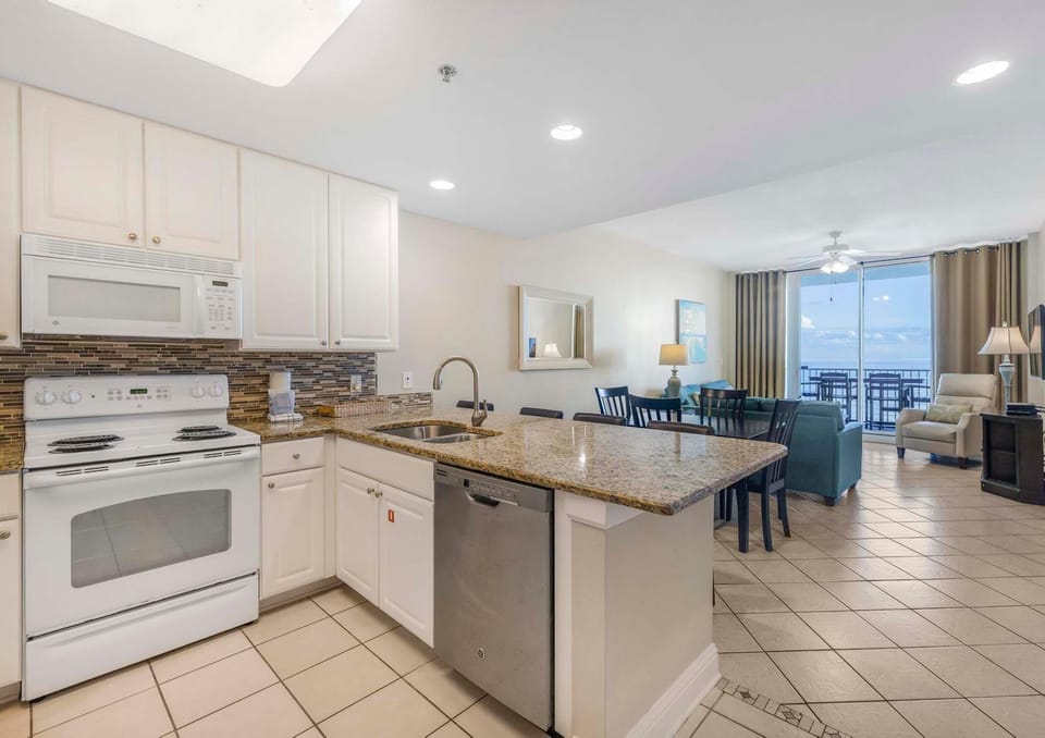 Condo, Multiple Beds (Lighthouse 914) | Private kitchen | Oven, toaster