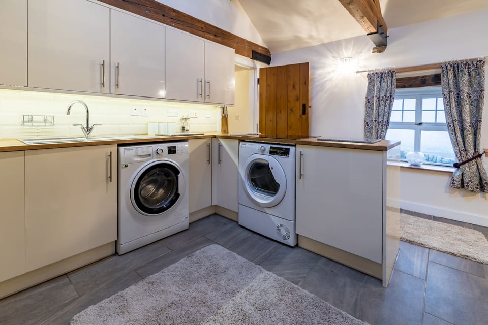 Cottage | Private kitchen | Fridge, microwave, oven, stovetop