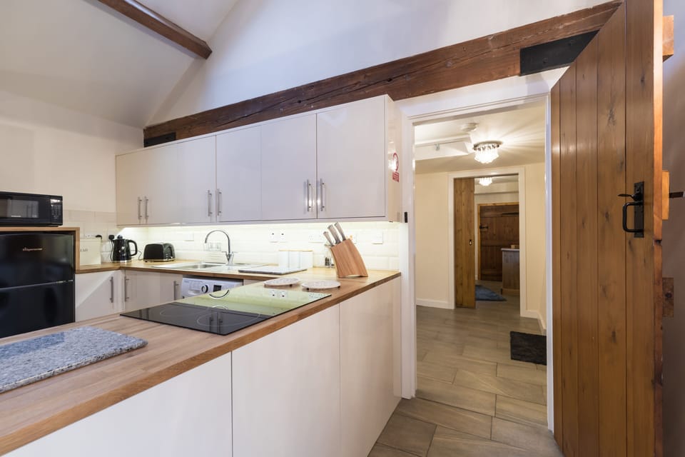 Cottage | Private kitchen | Fridge, microwave, oven, stovetop
