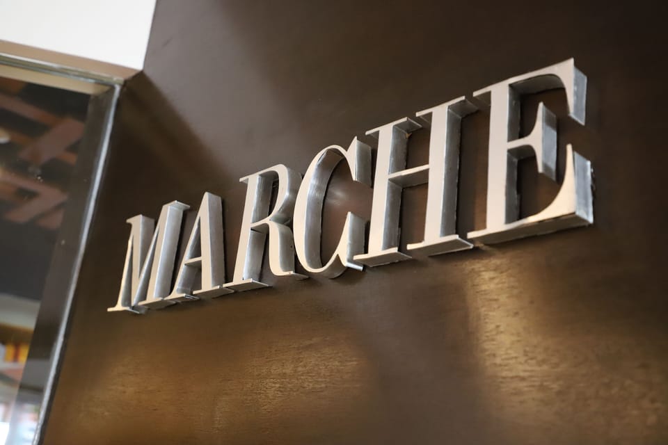 4 restaurants, breakfast, lunch, dinner served; seafood