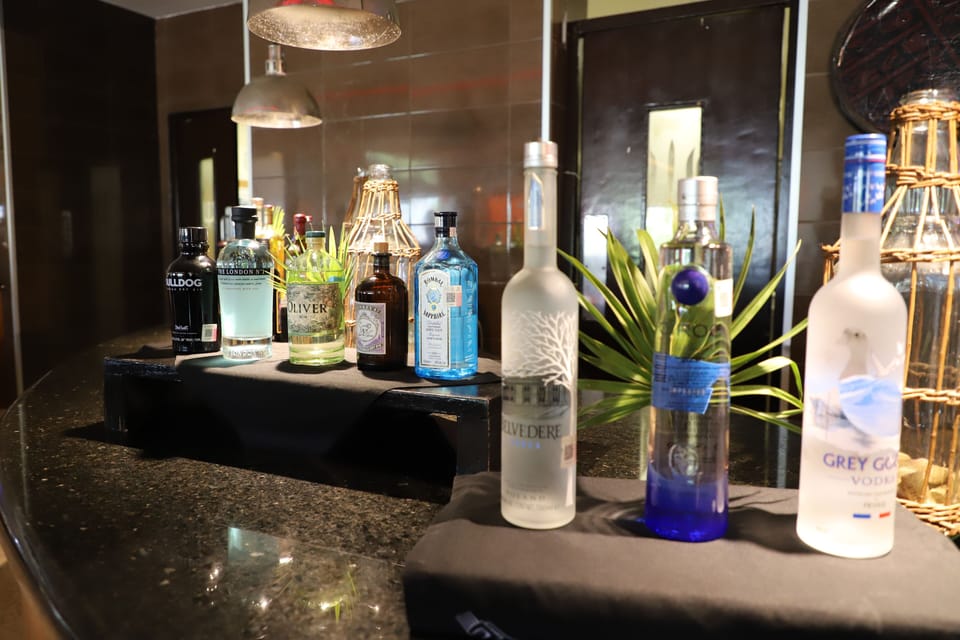 4 restaurants, breakfast, lunch, dinner served; seafood