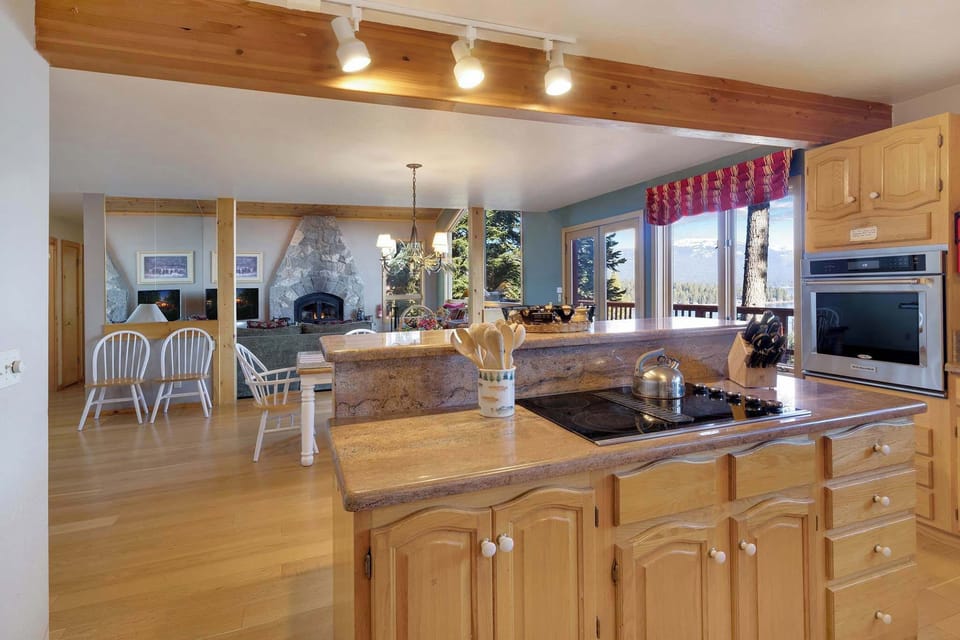House, Multiple Beds, Hot Tub, Mountain View (Lakeview Hideaway) | Private kitchen | Coffee/tea maker, fridge, microwave, oven