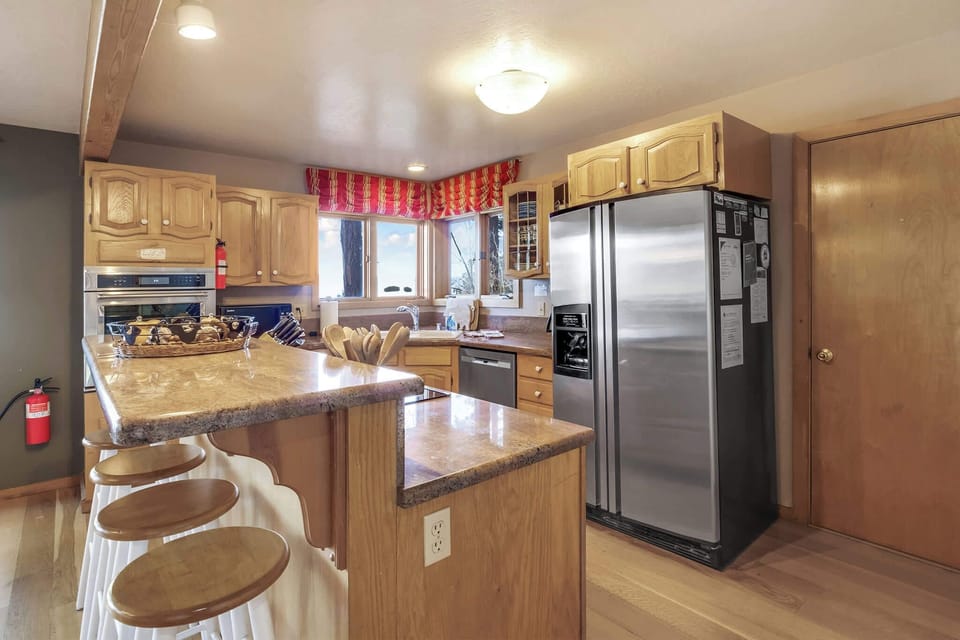 House, Multiple Beds, Hot Tub, Mountain View (Lakeview Hideaway) | Private kitchen | Coffee/tea maker, fridge, microwave, oven