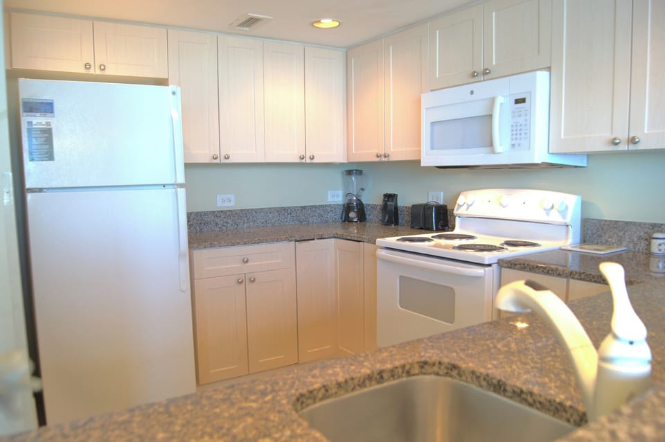 Condo, Multiple Beds, Jetted Tub, Ocean View (Seaside Resort 1003) | Private kitchen | Coffee/tea maker