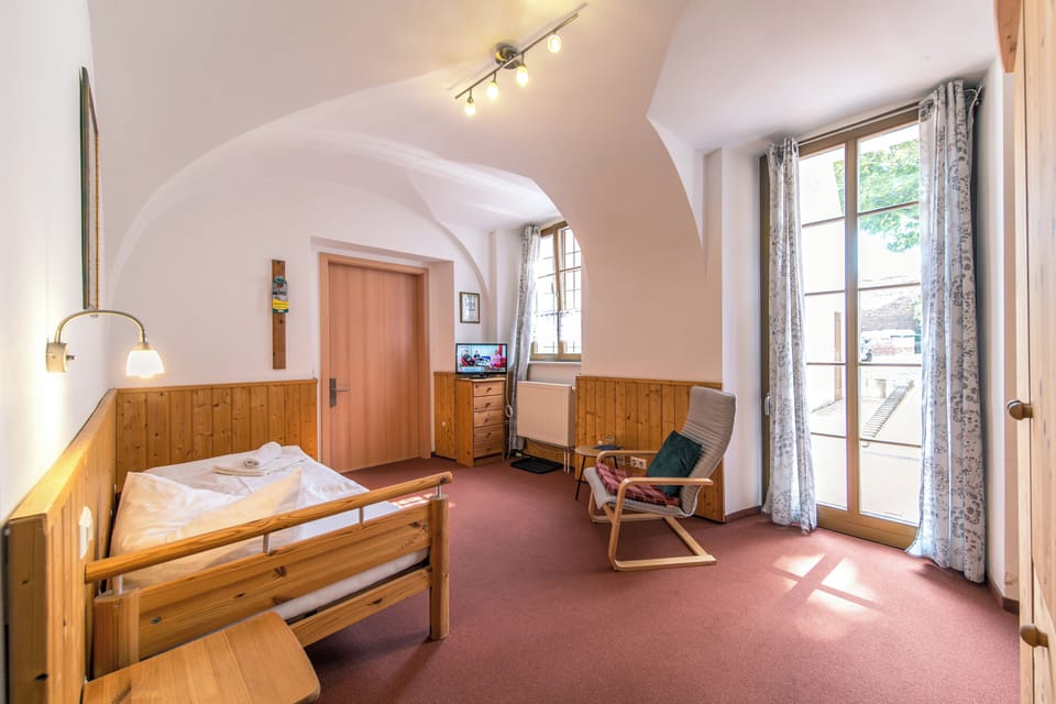 Travel crib, free WiFi, bed sheets