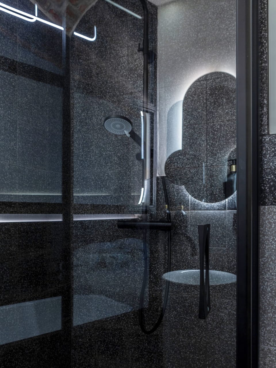 Urban Chic | Bathroom | Hair dryer, bidet, towels, soap