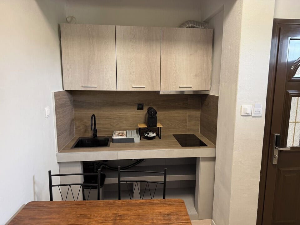 Classic Apartment, Courtyard View | Private kitchen | Fridge, stovetop, cookware/dishes/utensils