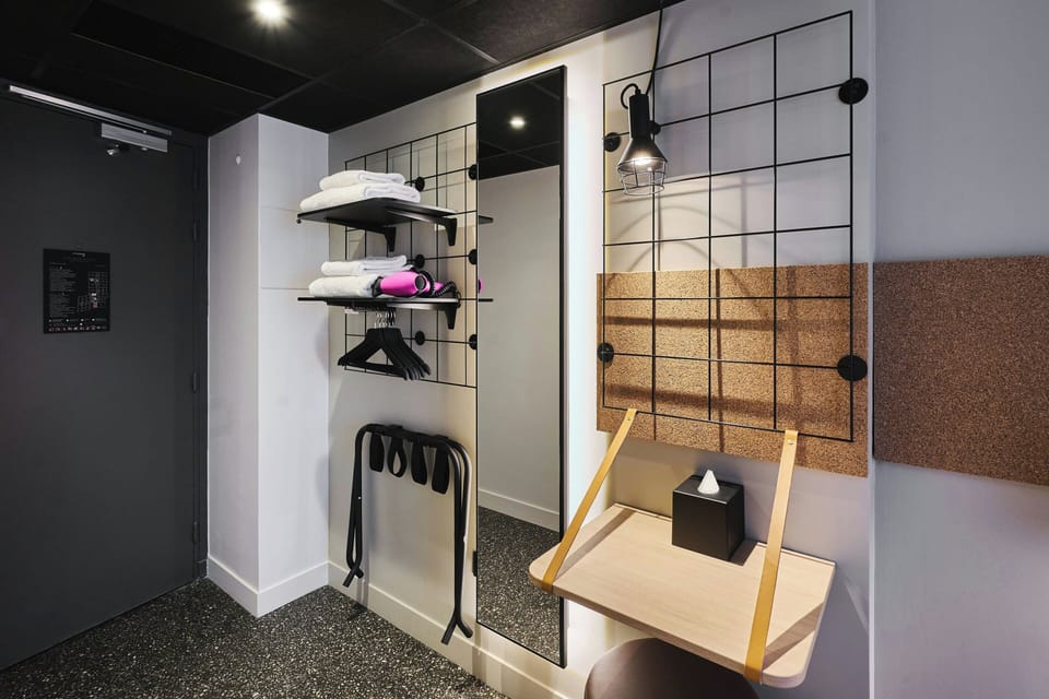 Room, 1 Twin Bed | Premium bedding, laptop workspace, free WiFi, bed sheets