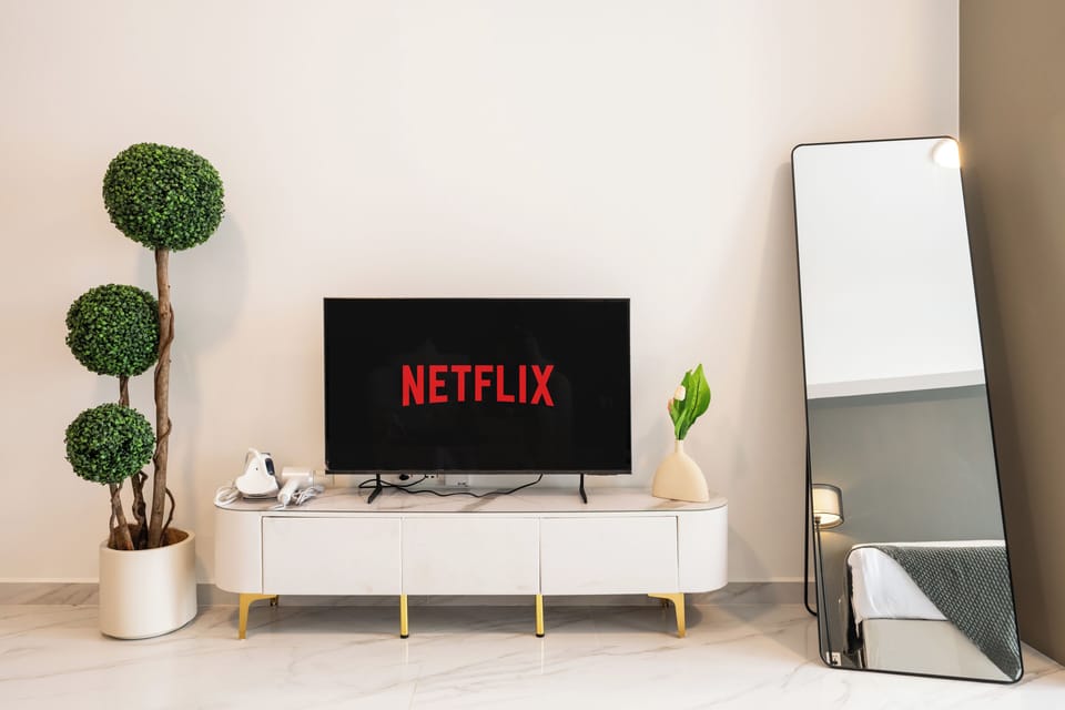 Comfort Studio | Living area | 43-inch Smart TV with digital channels