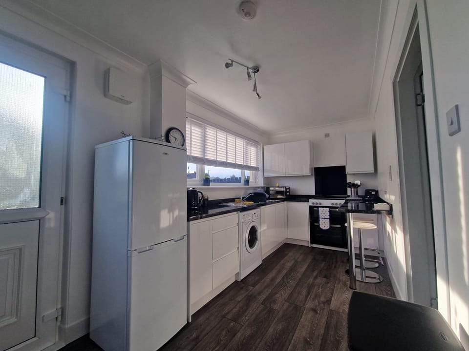 House | Private kitchen | Fridge, microwave, oven, stovetop