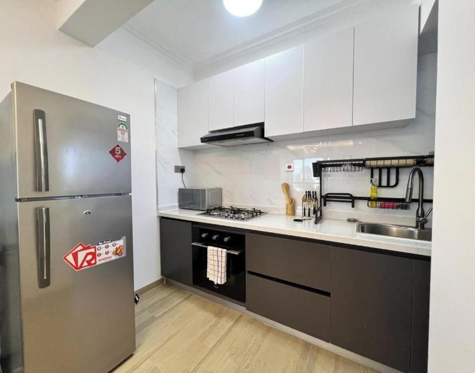 Deluxe Apartment | Private kitchen | Microwave
