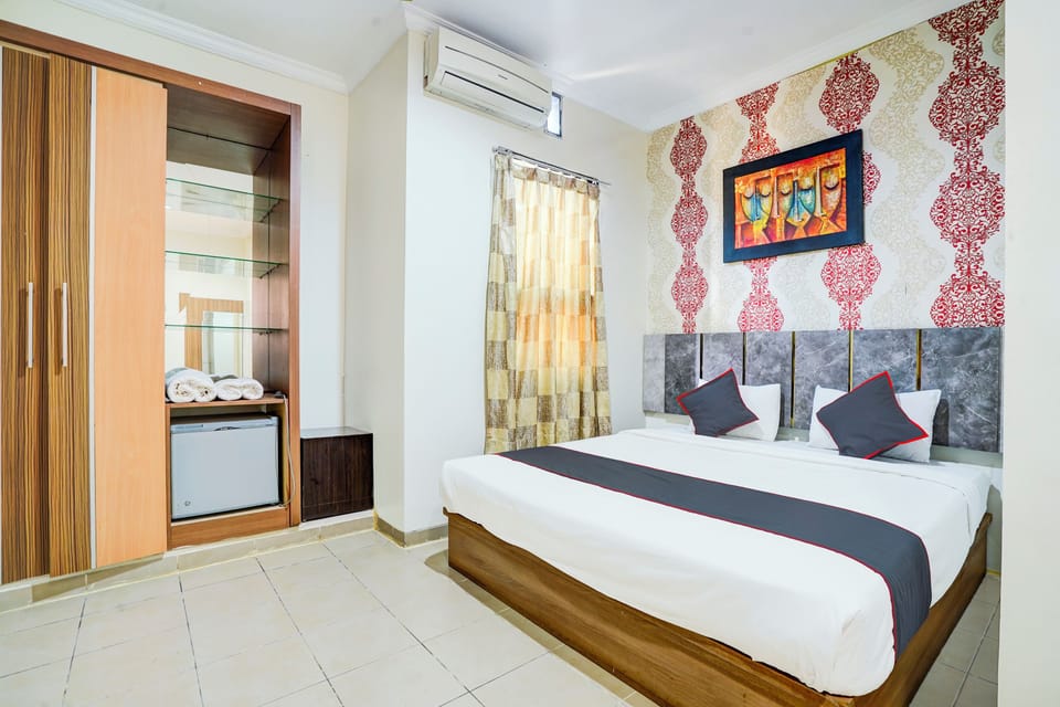 Standard Suite, 1 Double Bed | Iron/ironing board, bed sheets