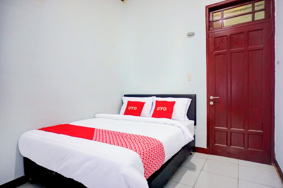 Standard Double Room | Desk, bed sheets