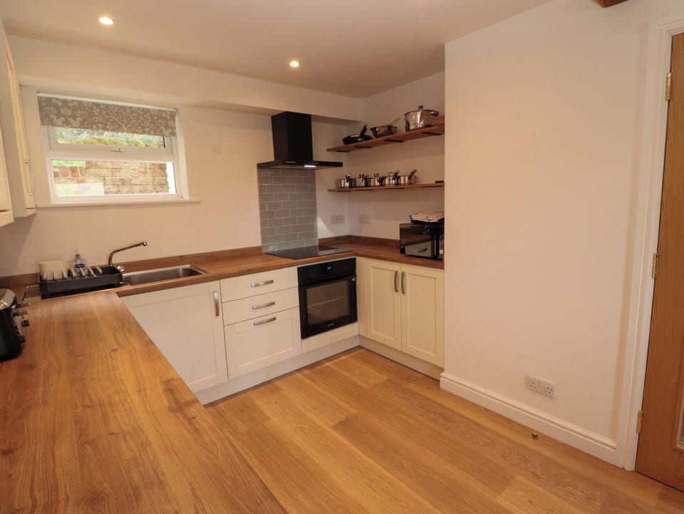 Cottage | Private kitchen | Fridge, microwave, dishwasher, toaster