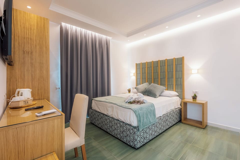 Classic Room, Garden Area | Minibar, in-room safe, desk, blackout drapes