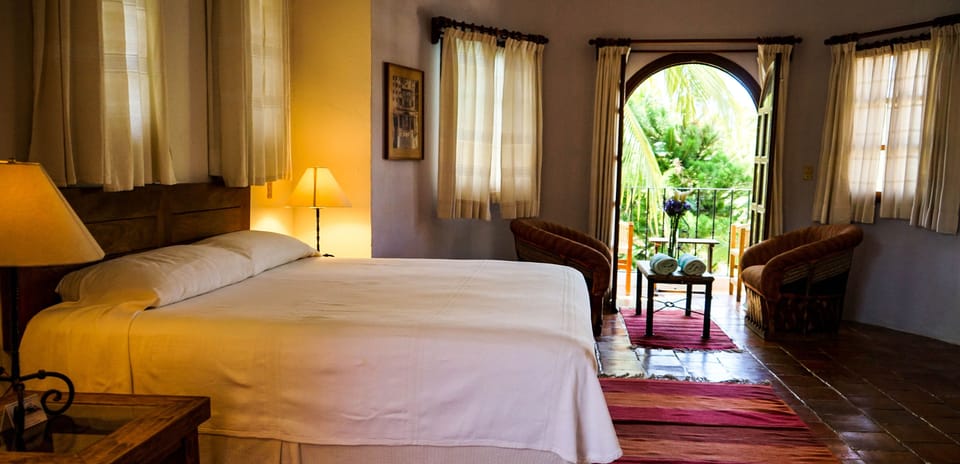 Junior Suite King | In-room safe, desk, iron/ironing board, bed sheets