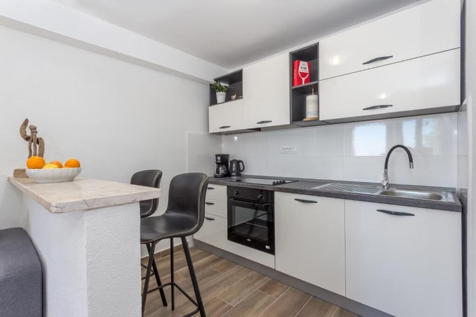 Apartment, Patio, Garden View | Private kitchen | Fridge, oven, stovetop, dishwasher