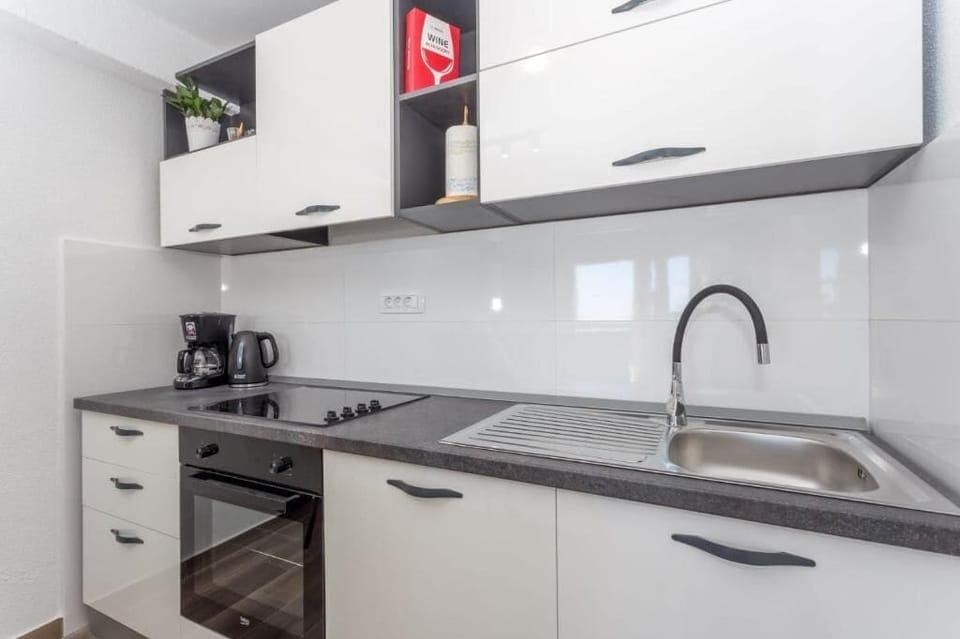 Apartment, Patio, Garden View | Private kitchen | Fridge, oven, stovetop, dishwasher