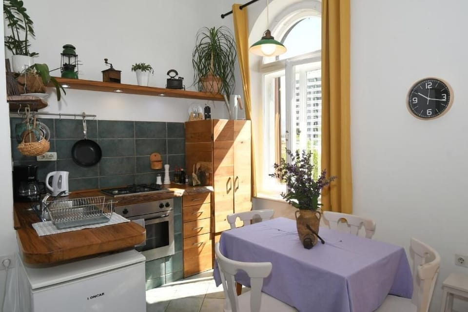 Apartment, Park View | Private kitchen | Fridge, oven, stovetop, cookware/dishes/utensils