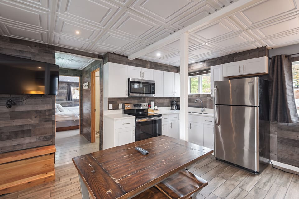 Standard Room, 1 Bedroom, Kitchenette (No Lakeview & Pet Friendly) | Private kitchen | Fridge, microwave, coffee/tea maker, toaster