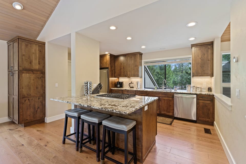 House, 5 Bedrooms | Private kitchen | Fridge, oven, coffee/tea maker, toaster