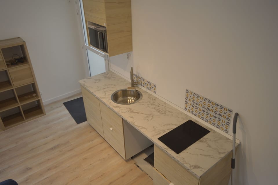 Comfort House | Private kitchen | Full-size fridge, microwave, oven, stovetop