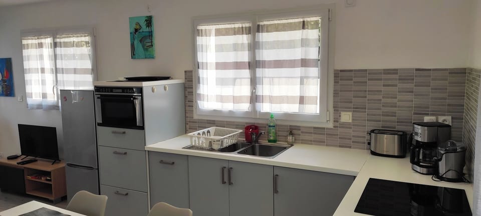 Apartment, Ground Floor | Private kitchen | Full-size fridge, microwave, oven, stovetop