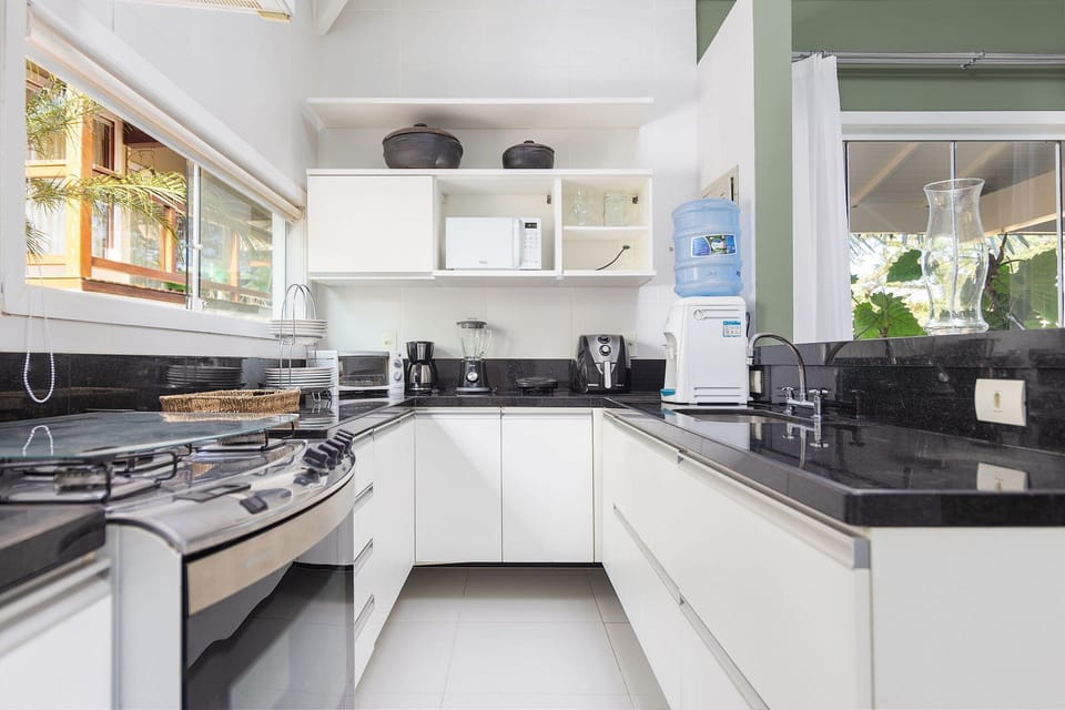 Deluxe Villa | Private kitchen | Fridge, microwave, blender, cookware/dishes/utensils