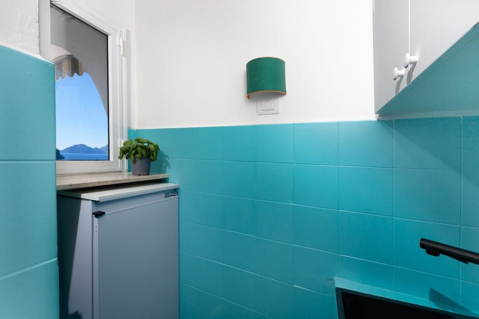 Microwave, coffee/tea maker, electric kettle, toaster
