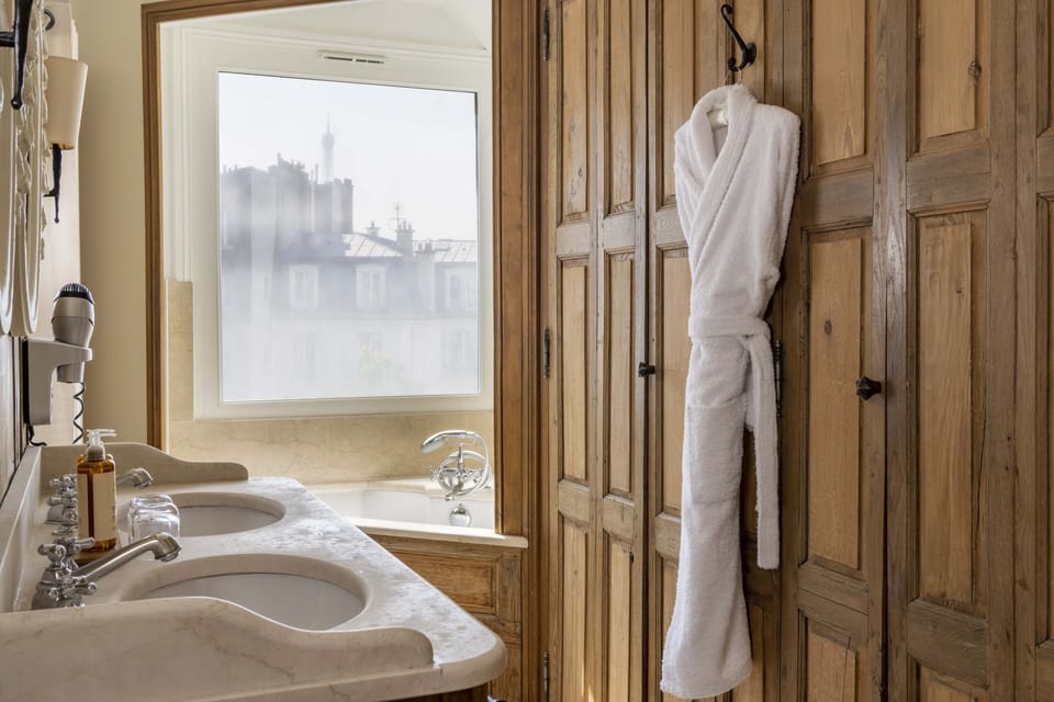 Prestige Balcony | Bathroom | Combined shower/tub, free toiletries, hair dryer, slippers