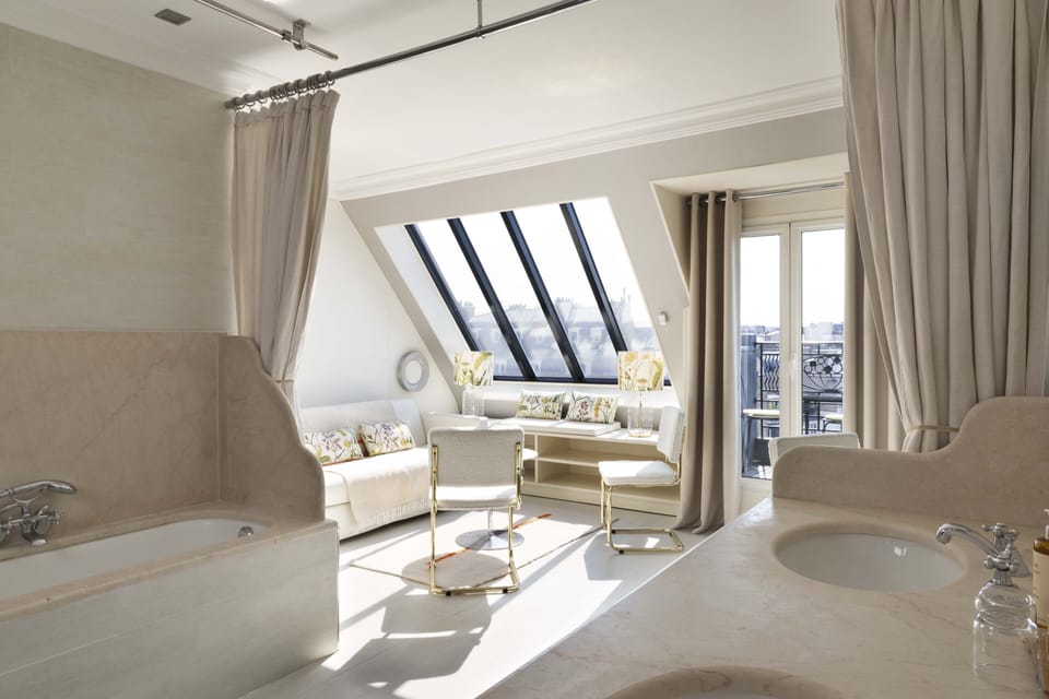 Suite Balcony view Eiffel Tower | Bathroom | Combined shower/tub, free toiletries, hair dryer, slippers