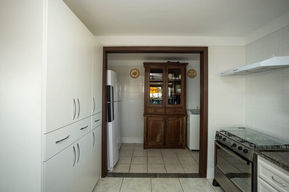 Deluxe Villa | Private kitchen | Fridge, microwave, oven, stovetop