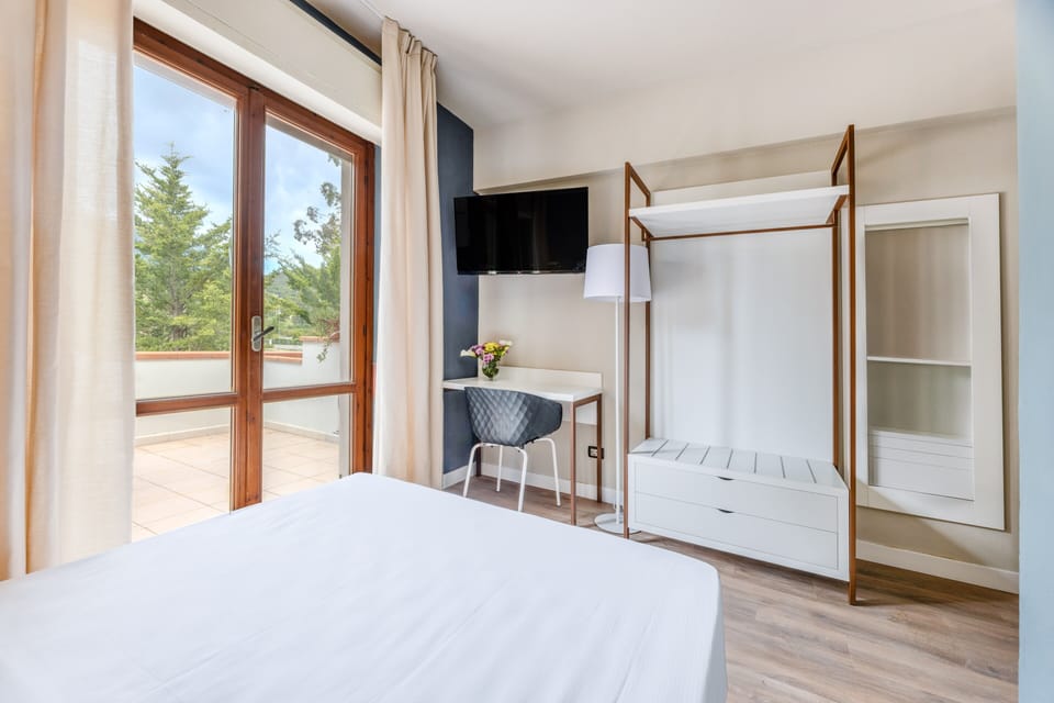 Premium Single Room, 1 Large Twin Bed, Non Smoking, Pets Allowed | Desk, free WiFi