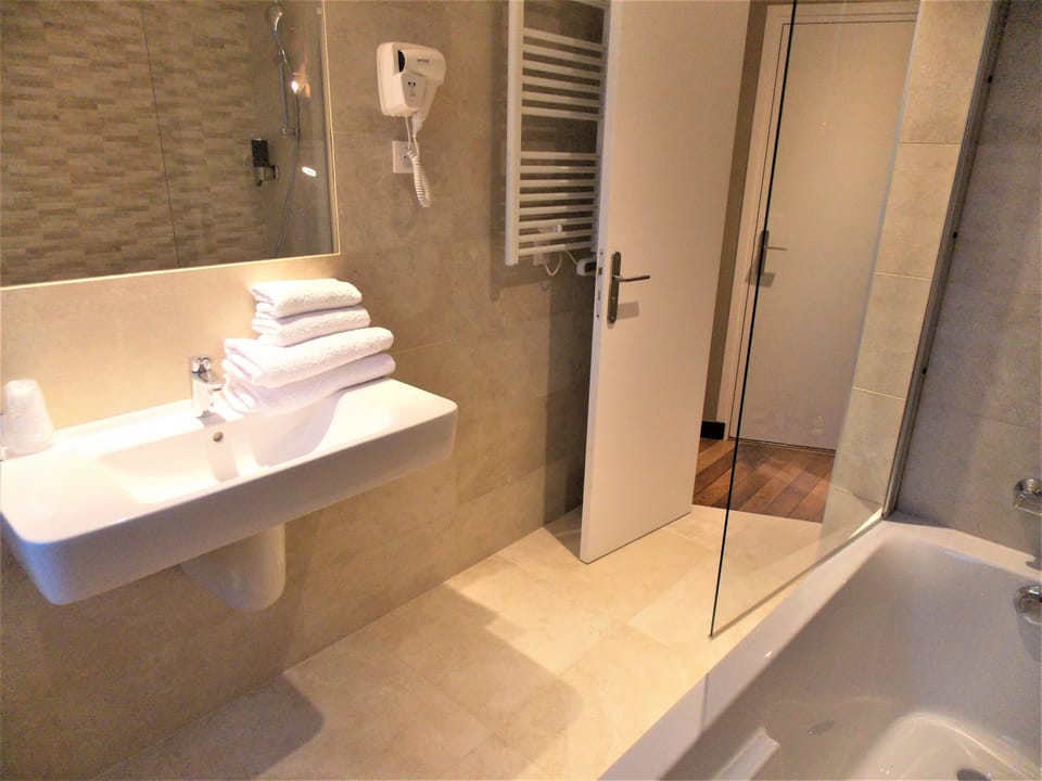 1 bedroom, premium bedding, in-room safe, desk
