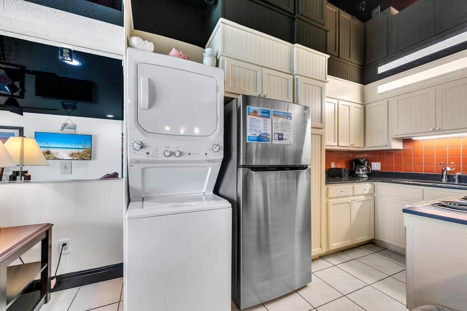 Condo, 1 King Bed with Sofa bed (The Summit 1014) | Private kitchen