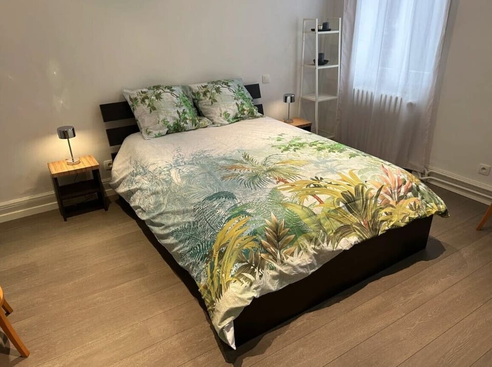 Premium bedding, desk, free cribs/infant beds, free WiFi